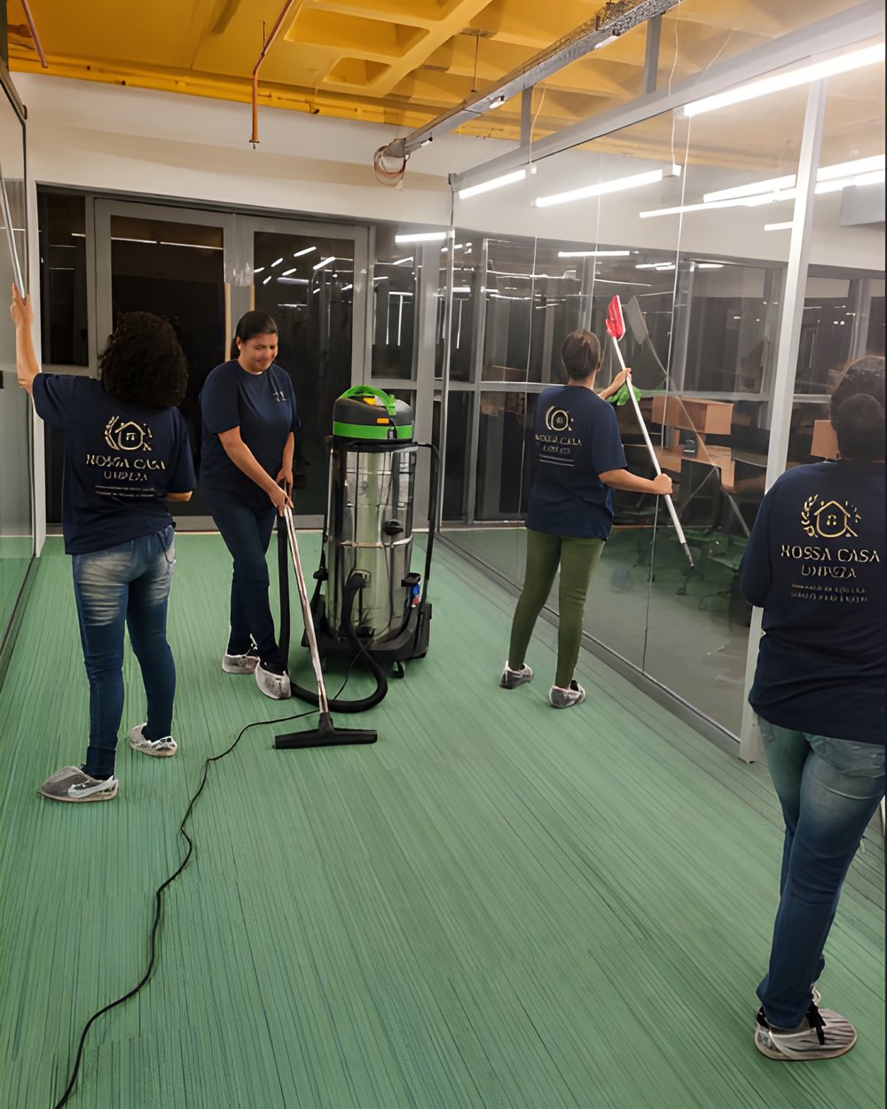 Equipe da Nossa Casa Limpeza limpando um escritório